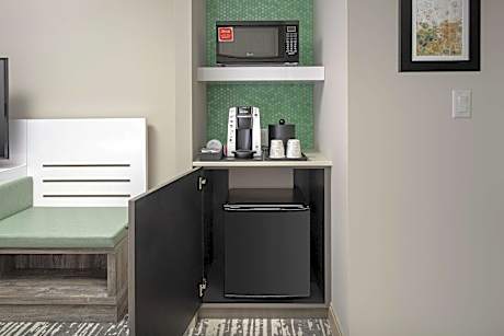 2 QUEENS PREMIUM W/IN-ROOM DRINKS-SNACKS