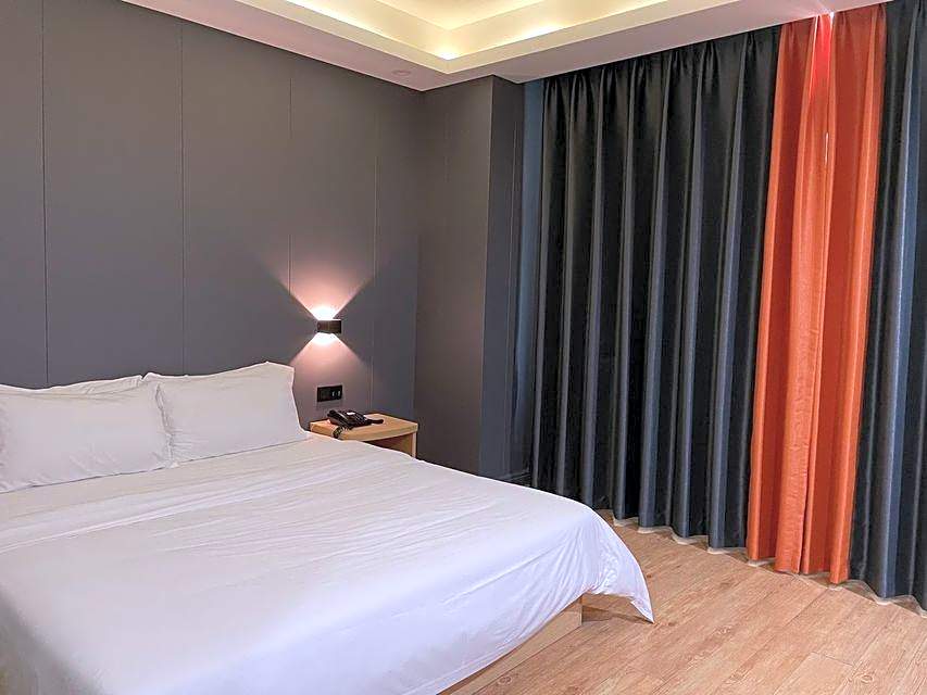 Photo 1 of 6 of Business 1 Queen Bed