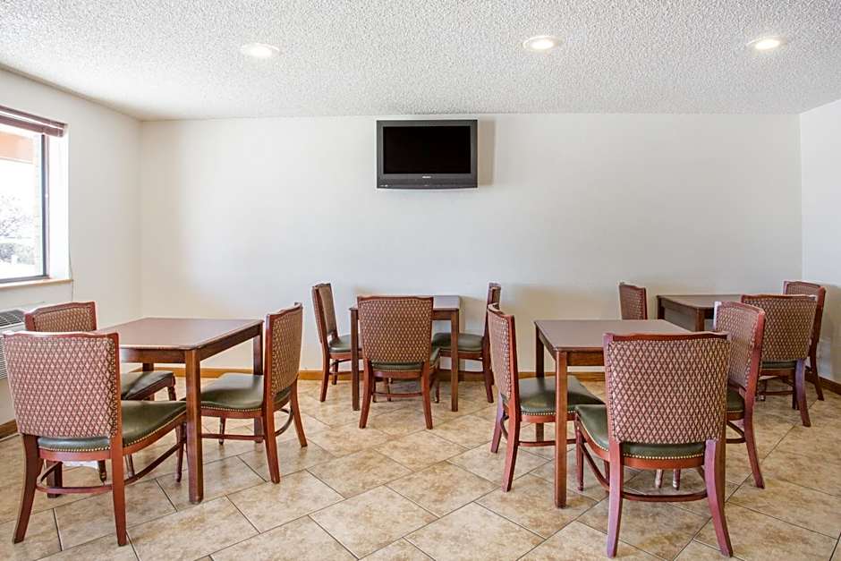 Super 8 by Wyndham Kingman