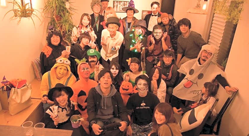 IZA Enoshima Guest House & Bar