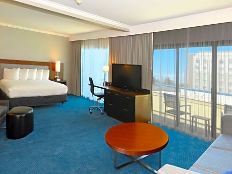 1 King Jr Suite Mob/Hear Acc Tub - Sofa Bed