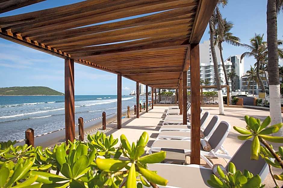 Costa de Oro Beach Hotel