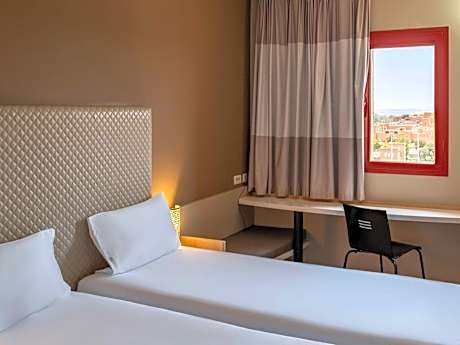 Standard Twin Room with Mountain View