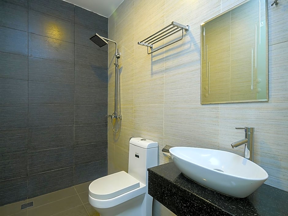 Super OYO 976 Dragon Inn