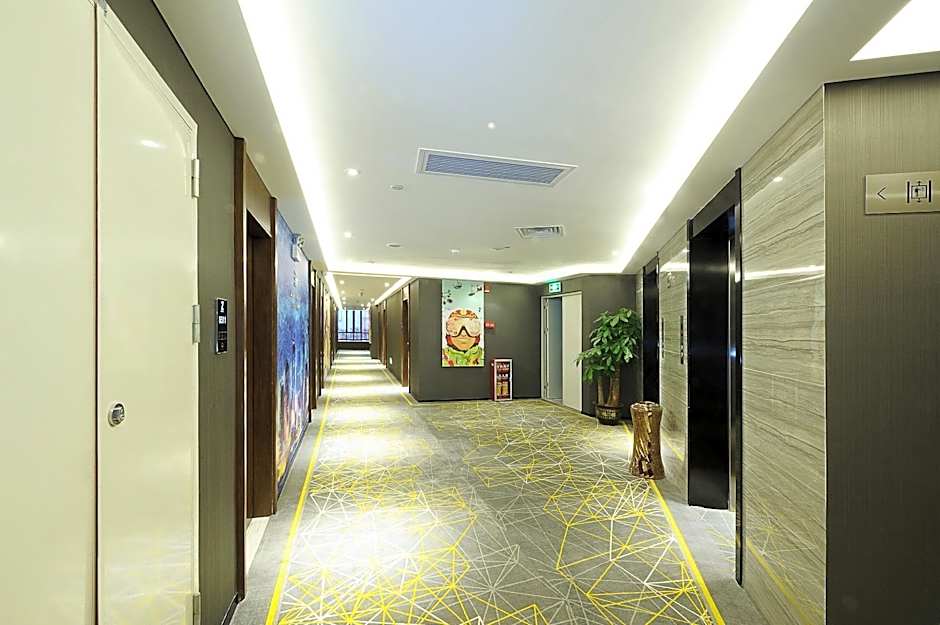 ZMAX Hotel Guangzhou Railway Station Sanyuanli  Metro Station