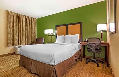 Studio Queen Accessible Non-Smoking