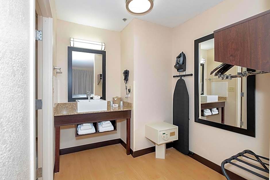 Red Roof PLUS+ Jacksonville - Southpoint