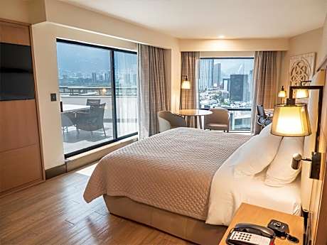 1 KG BED SUPERIOR-BALCONY ACCESSIBLE ROOM