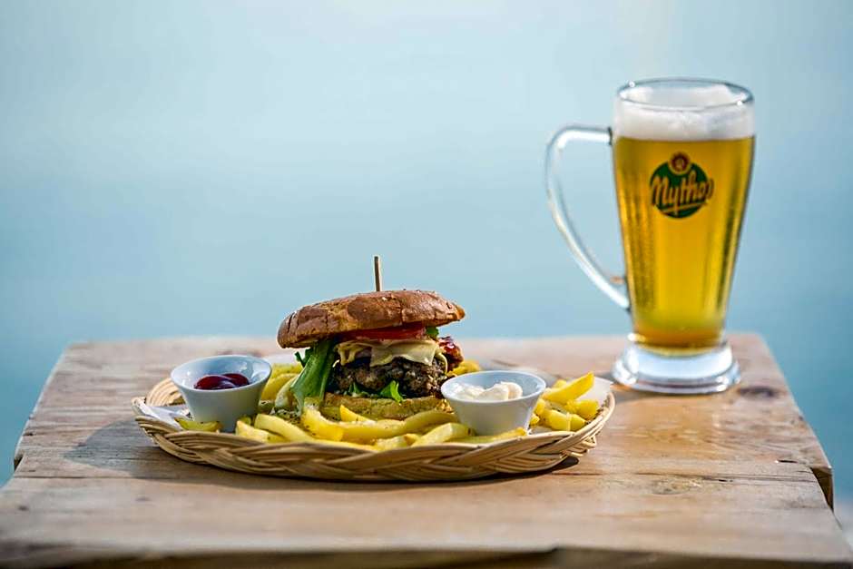 Amfitriti Hotel & Studios