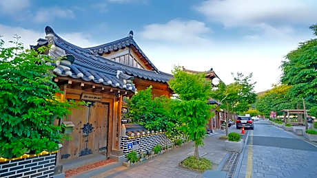 Sarangroo Hanok