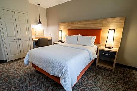 One-Bedroom Queen Suite
