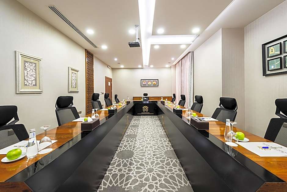 Crown Rose Al Sahafa Hotel