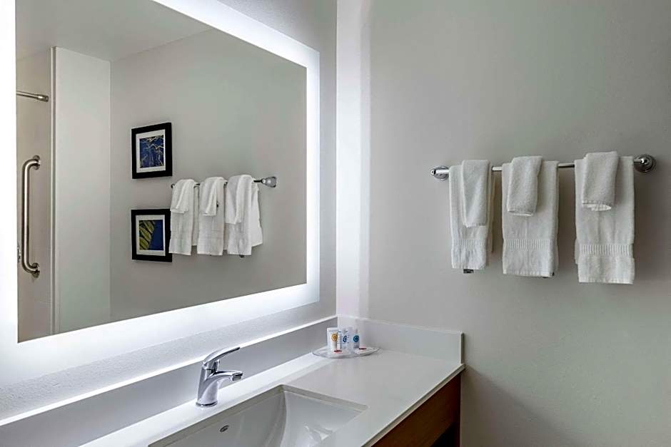 Comfort Suites Grandview - Kansas City