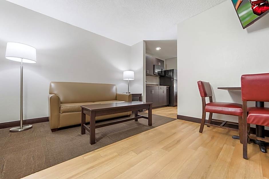 Red Roof Inn & Suites Omaha - Council Bluffs