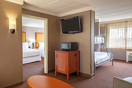 Suite, 1 King bunk or 2 Queen, Sofa bed