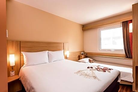 Standard Room with One Double Bed and One Single Bed