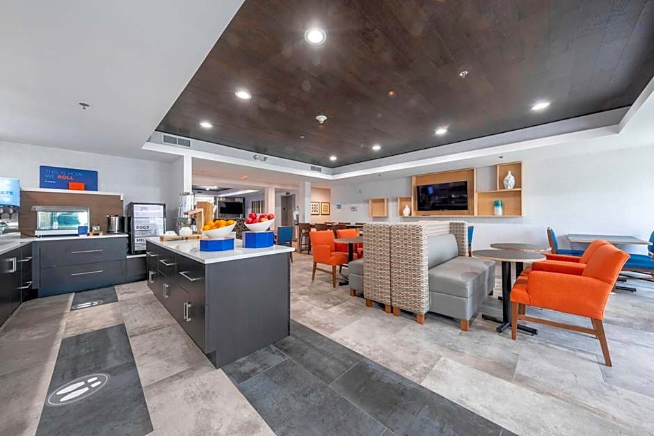 Holiday Inn Express Hotel & Suites Petersburg/Dinwiddie By IHG