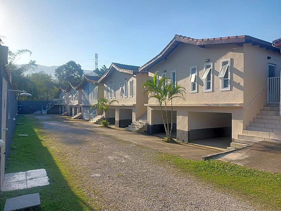 Casas em Condomínio próximo da praia com 2 dormitórios, churrasqueira e 3 vagas de garagem