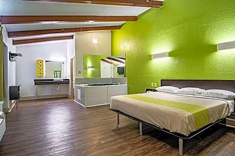 1 KING BED | SUITE SMOKING HOT TUB