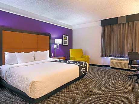 1 King Bed, Mobility Accessible Room, Bathtub w /Grab Bars, Non-Smoking