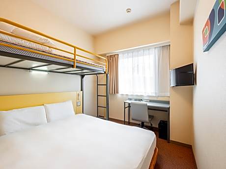 1 Queen Bed and a loft bed Nonsmoking