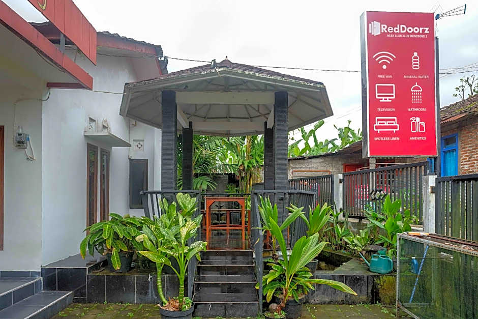 RedDoorz near Alun Alun Wonosobo 2