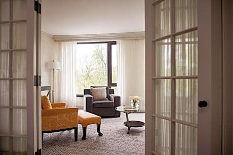 Senator Suite with King Bed