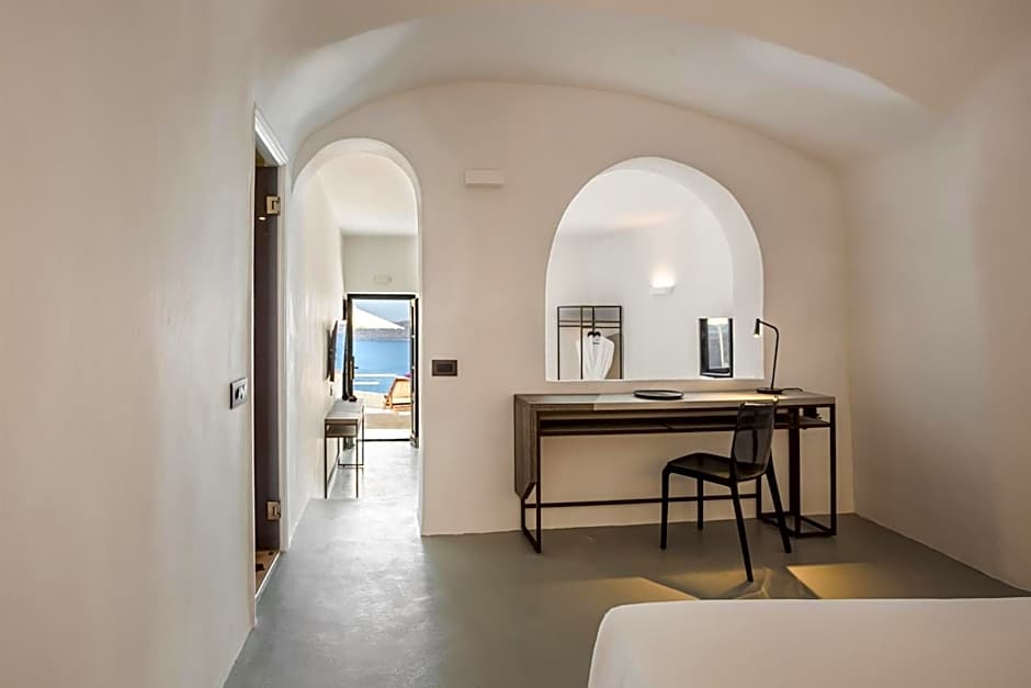 Sun Rocks Boutique Hotel - Caldera View Suites & Sunset Dining Experience