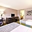 La Quinta Inn & Suites by Wyndham Toledo Perrysburg