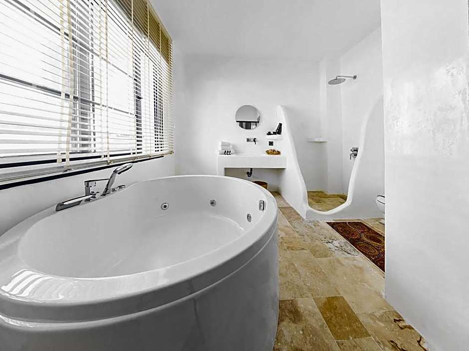 Gran Via Alsancak ( Boutique Hotel )