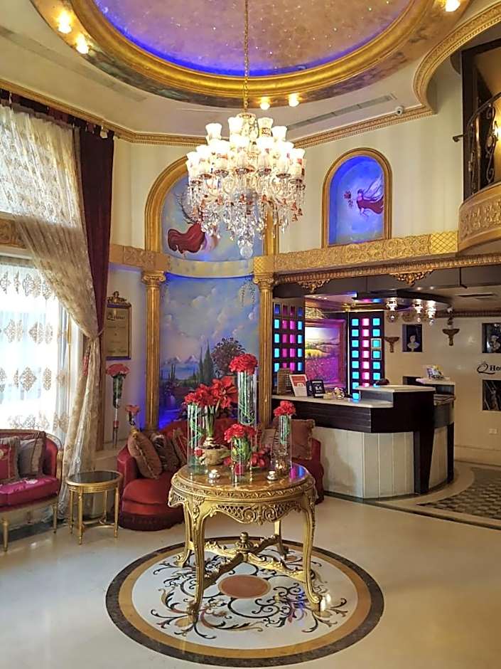 Q Hotel