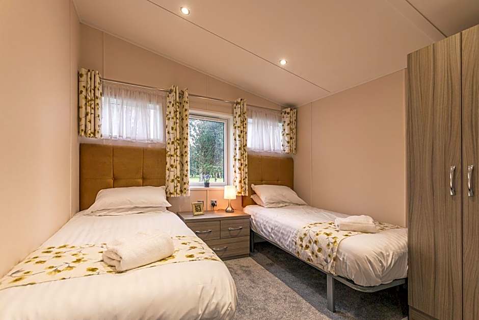 Woodpecker Lodge with Hot Tub