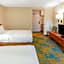 La Quinta Inn & Suites by Wyndham Milwaukee Airport / Oak Creek
