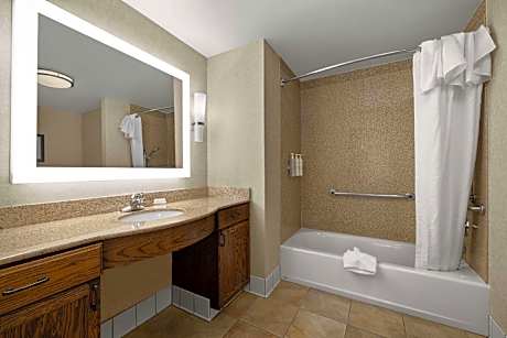 1 Kng/2qn Mobility Access Tub 2 Bdrm Suite Nsmk Separate Bdrms/living Rm-sofabed-full Kitchen Free W