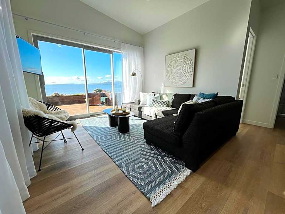 Jandals & Joy Lakefront Retreat