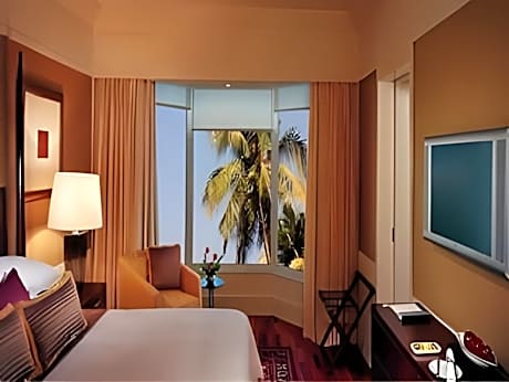 Royal Club Parlor Suite with Bathtub, Airport Transfers, High Tea and Evening Cocktail Hours