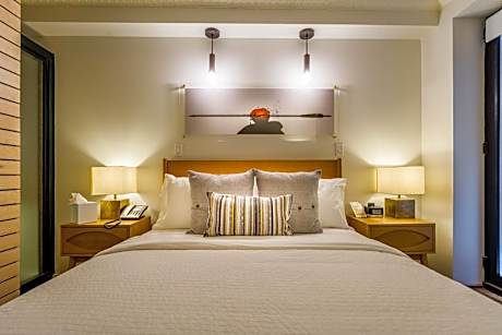 Deluxe Queen Suite with Patio and Kitchenette