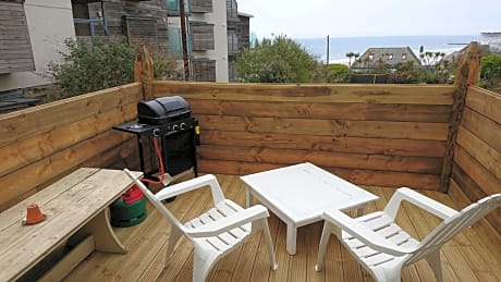 Surf Lookout - King size en-suite with sea views
