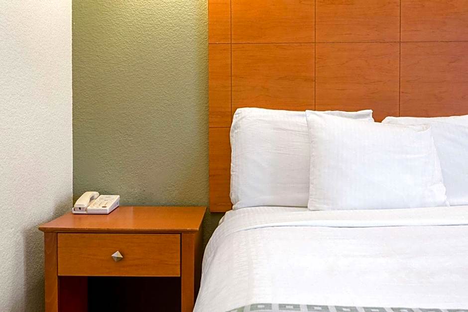 La Quinta Inn & Suites by Wyndham Tulare