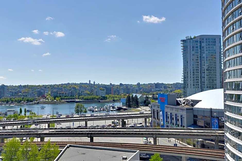 Luxary Condo Downtown Vancouver with free parking