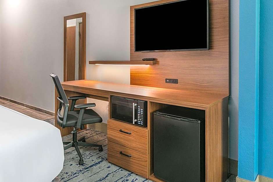 La Quinta Inn & Suites by Wyndham Jacksonville TX