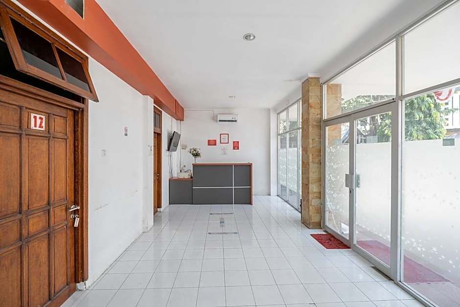 RedDoorz Plus @ Gunungsari Surabaya