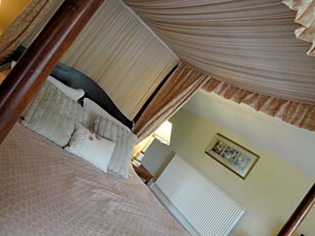 Family Room (2 Adults + 2 Children)