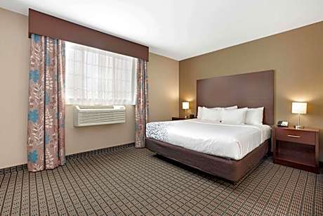 Deluxe King Suite with Sofa Bed - Mobility Access/Non-Smoking