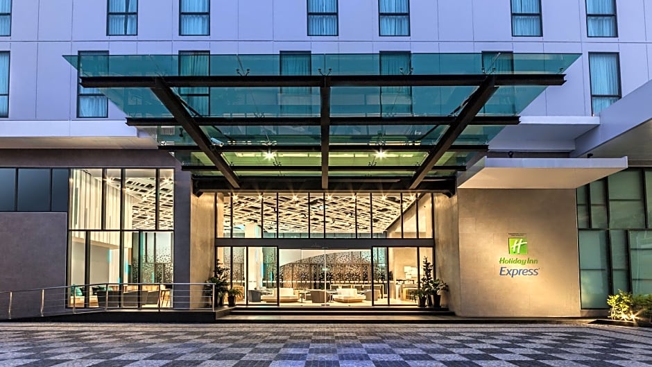 Holiday Inn Express Bangkok Soi Soonvijai By IHG