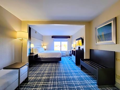 King Room - Hearing Accessible - Roll-in Shower