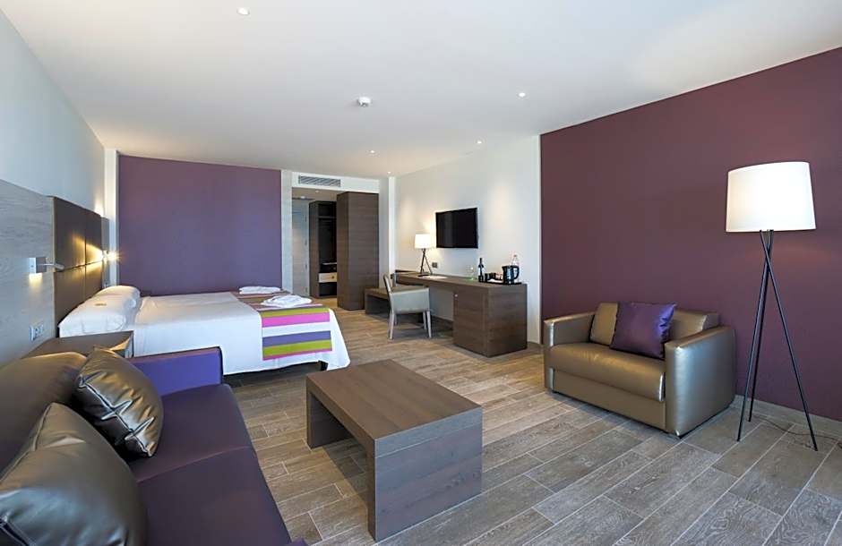 Photo 1 of 8 of Junior Suite, Sea View