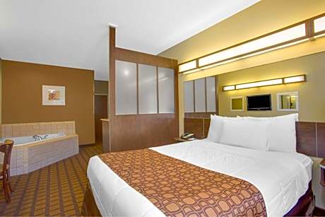 1 Queen Bed, Studio Suite, Jetted Tub, Non-Smoking