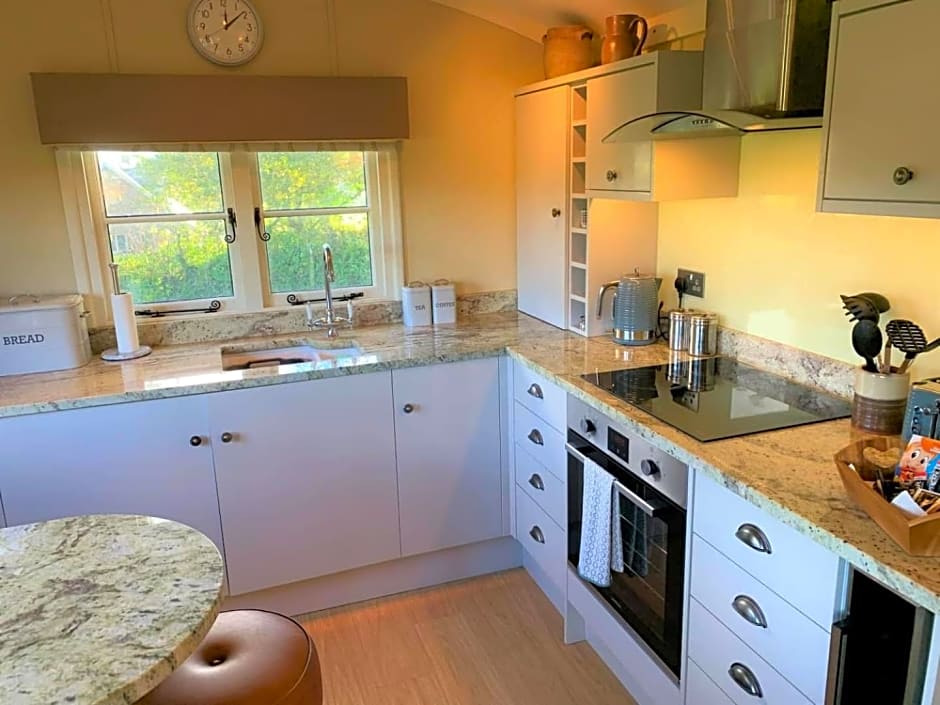 Luxury Shepherds Hut with Superb Views & Fire Pit & walking distance to a superb Gastro Pub