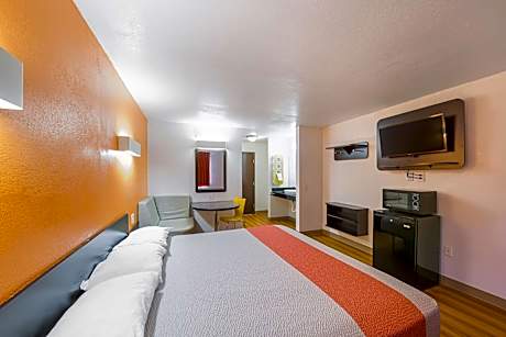 1 King Bed | Non-Smoking